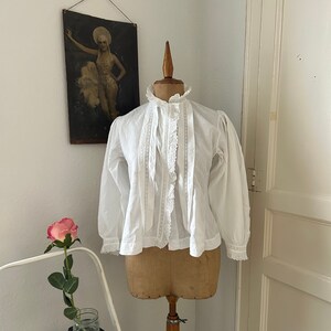Blusas con alforzas y encajes online