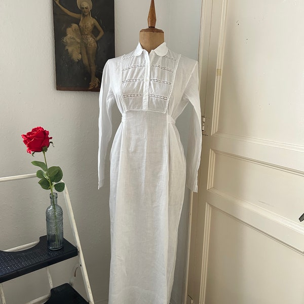 Chemise de nuit ancienne en colton blanc à manches longues, longueur maxi avec buste en dentelle et col claudine