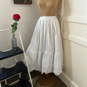 Jupon ancien en coton blanc duveteux long maxi avec volant en broderie anglaise, taille moyenne image 1