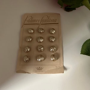 Antichi bottoni in perle ondulate color champagne in vetro barocco degli anni '20 da 12 mm con gambo in metallo su carta originale, 12 pezzi