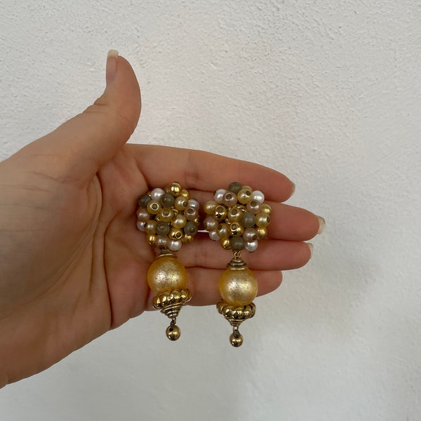 Boucles d'oreilles pendantes pendantes en grappes de perles de style baroque vintage fabriquées en Italie