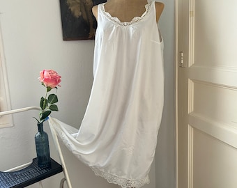 Vintage Weißes Satin & Spitze Übergröße Slip Kleid Nachthemd, Midi Länge Dessous Kleid Größe XL, 70er Jahre Boudoir Negligee Nachthemd Extra Large