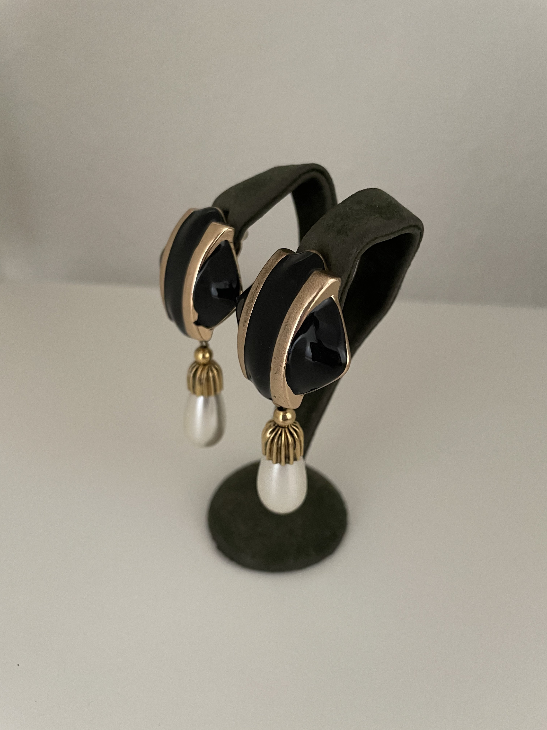 Boucles D'oreille Clips Vintage Années 80 – Perles Noires En Plastique, Métal Doré – Occasion