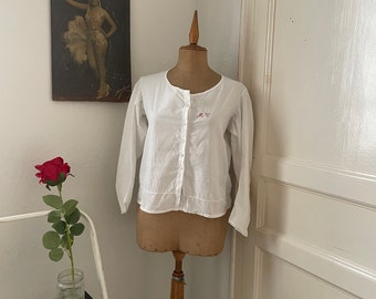 Housse corset en coton blanc édouardien à encolure dégagée avec manches longues, chemisier à manches longues en coton antique taille petite à moyenne monogramme MC des années 1910