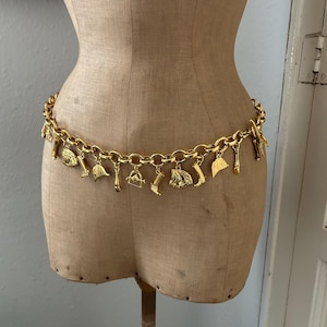 Cinturón de eslabones de cadena con dije ecuestre en tono dorado de la colección NOS vintage