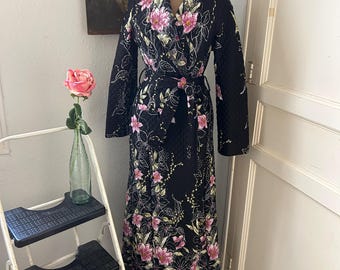 Bata acolchada de nailon negro con estampado floral de orquídeas moradas de los años 70