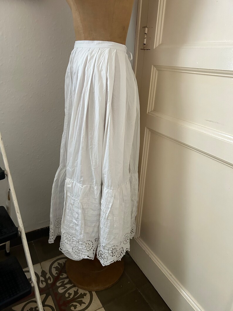 Jupon ancien en coton blanc duveteux long maxi avec volant en broderie anglaise, taille moyenne image 4