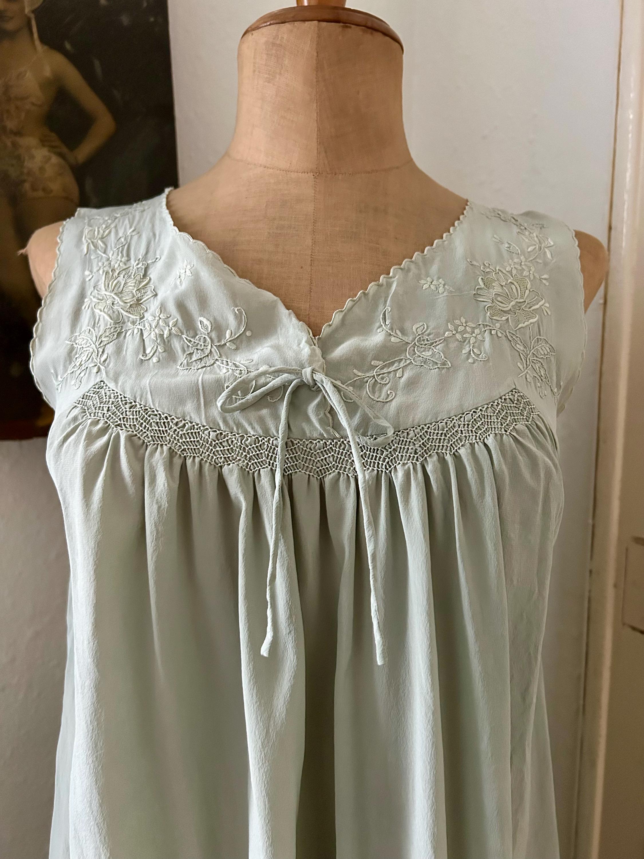 【白藤•*¨*•.¸♬︎⠀】 Vintage Sage Green Hand Embroidered Long Silk Nightgown - Etsy