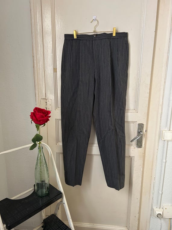 Pantaloni da uomo a righe con patta e bottoni anni '50, 35 x 29,5