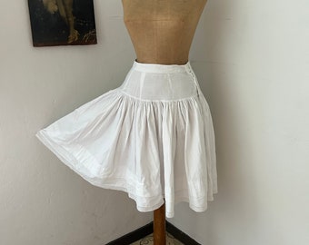 Falda circular de algodón blanco antiguo, enagua eduardiana hasta la rodilla S, tamaño de tutú de algodón resistente pequeño, falda debajo de la década de 1910, ropa interior de la década de 1910