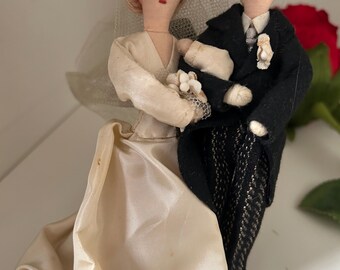 1940年代のヴィンテージ、新郎新婦の布製人形のウェディングケーキ