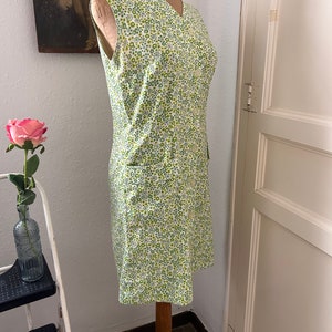 Vintage 1960s Green Floral Print Sleeveless Shift Dress with Pockets zdjęcie 10