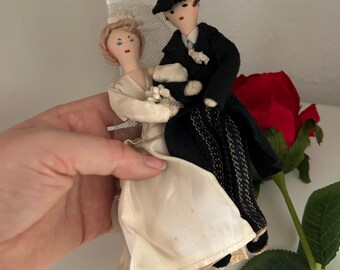 1940年代のヴィンテージ、新郎新婦の布製人形のウェディングケーキ