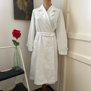 Antike 1920er Jahre weiße robuste Arztkittel-Laborjacke Arbeitskleidung