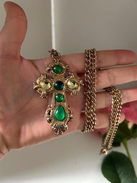 Pendentif Croix Vintage En Résine à Strass Verts - Bijou Ancien Signé