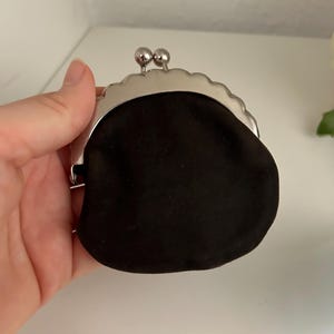 Choisissez votre porte-monnaie vintage en cuir suédé gris anthracite avec cadre argenté à cadenas Kiss