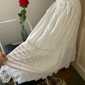 Jupon ancien en coton blanc duveteux long maxi avec volant en broderie anglaise, taille moyenne image 10