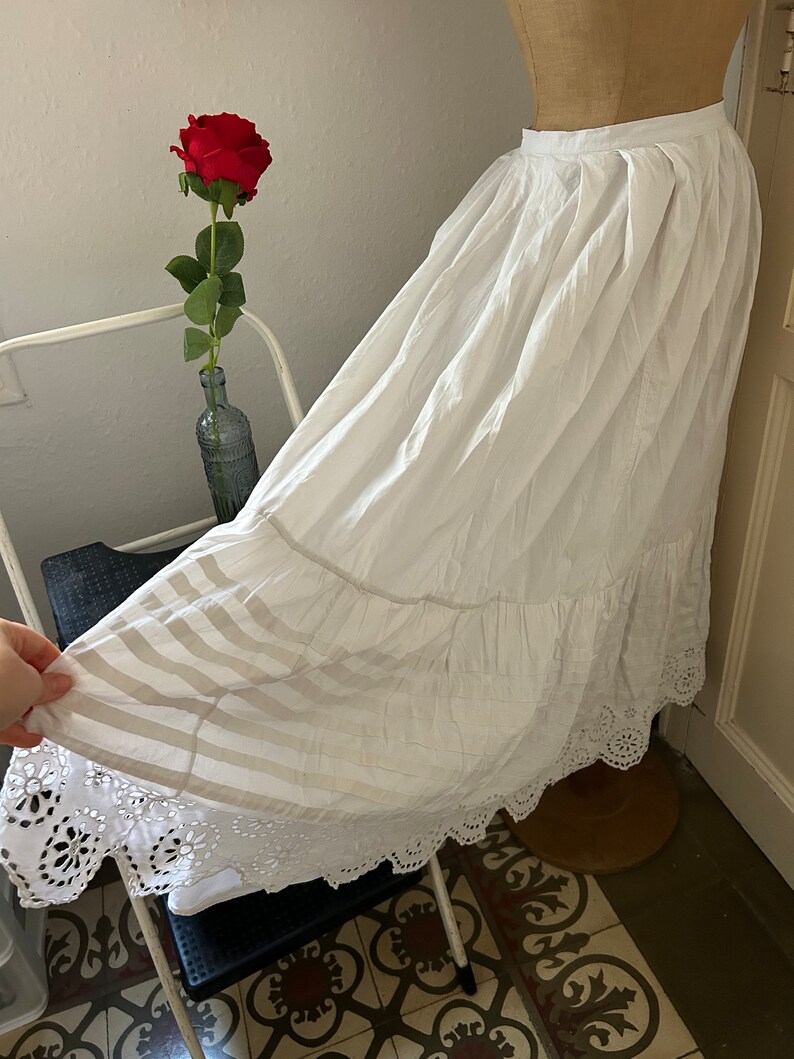 Jupon ancien en coton blanc duveteux long maxi avec volant en broderie anglaise, taille moyenne image 10