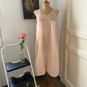 Vintage 1950s Peach Nylon Nightgown W/ Beige Lace Size Medium