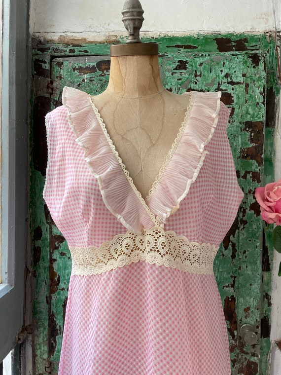 Vintage 1970s Sheer Pink Checkered Ruffled V Neck… - image 3