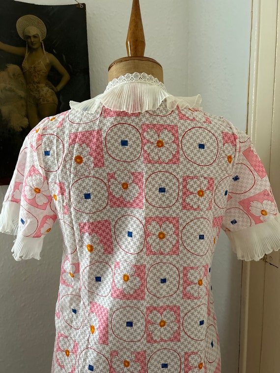 Vintage Early 70s Frilly Op Art Dressing Gown Jacket Gem