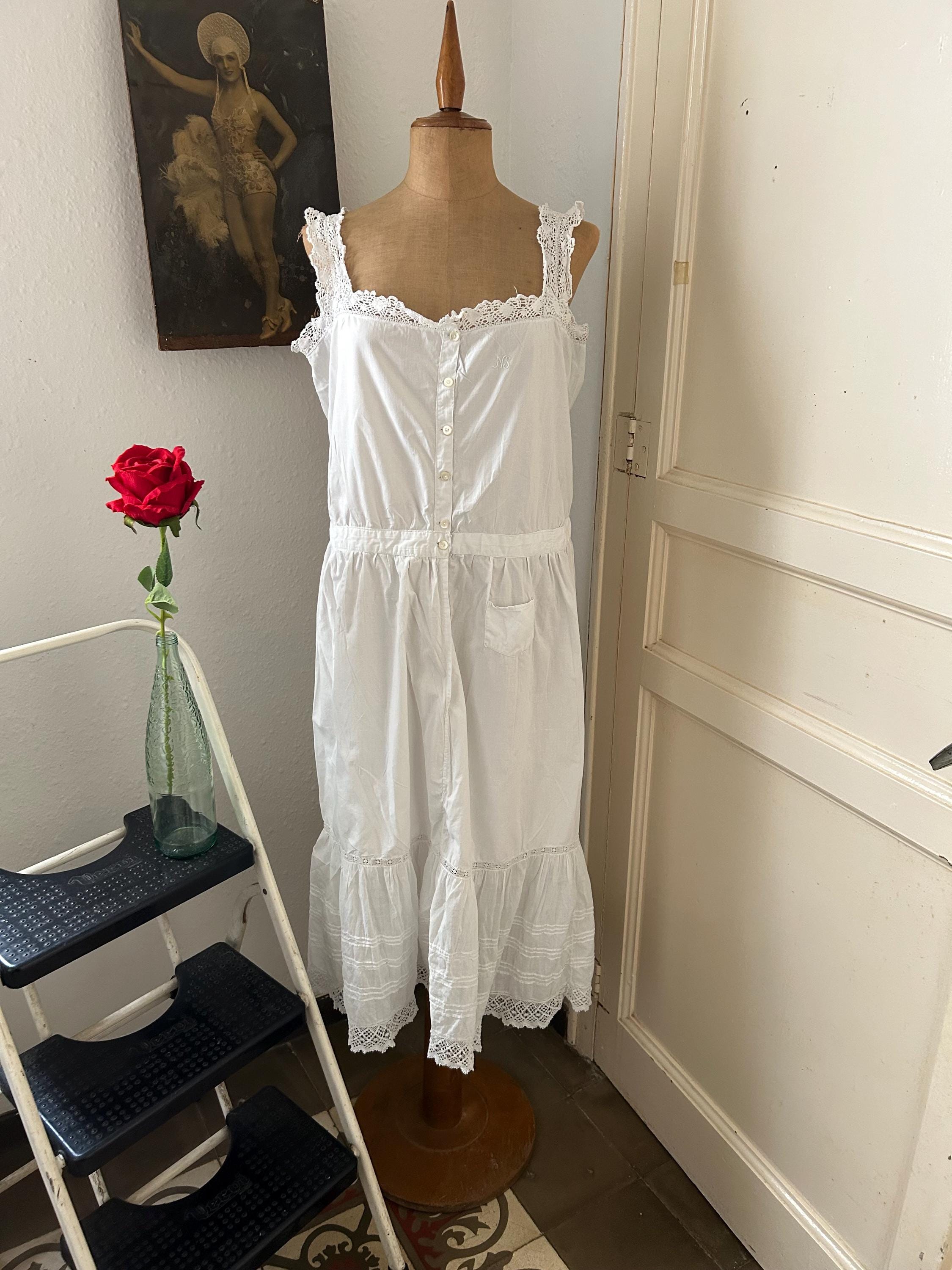 Robe de nuit sans manches en coton blanc antique des années 1910 avec bordure en dentelle au crochet