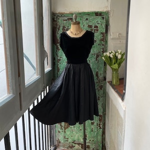 Vintage Little Black Dress uit de jaren 50: feestjurk van zijdesatijn en fluweel, maat Small