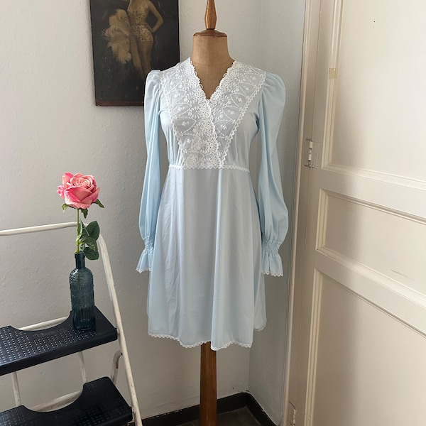 Vintage jaren 1970 Baby Blue Nylon Fit en Flare Nachthemd Maat Medium, Lange mouwen knielengte nachthemd met witte kanten rand Maat M