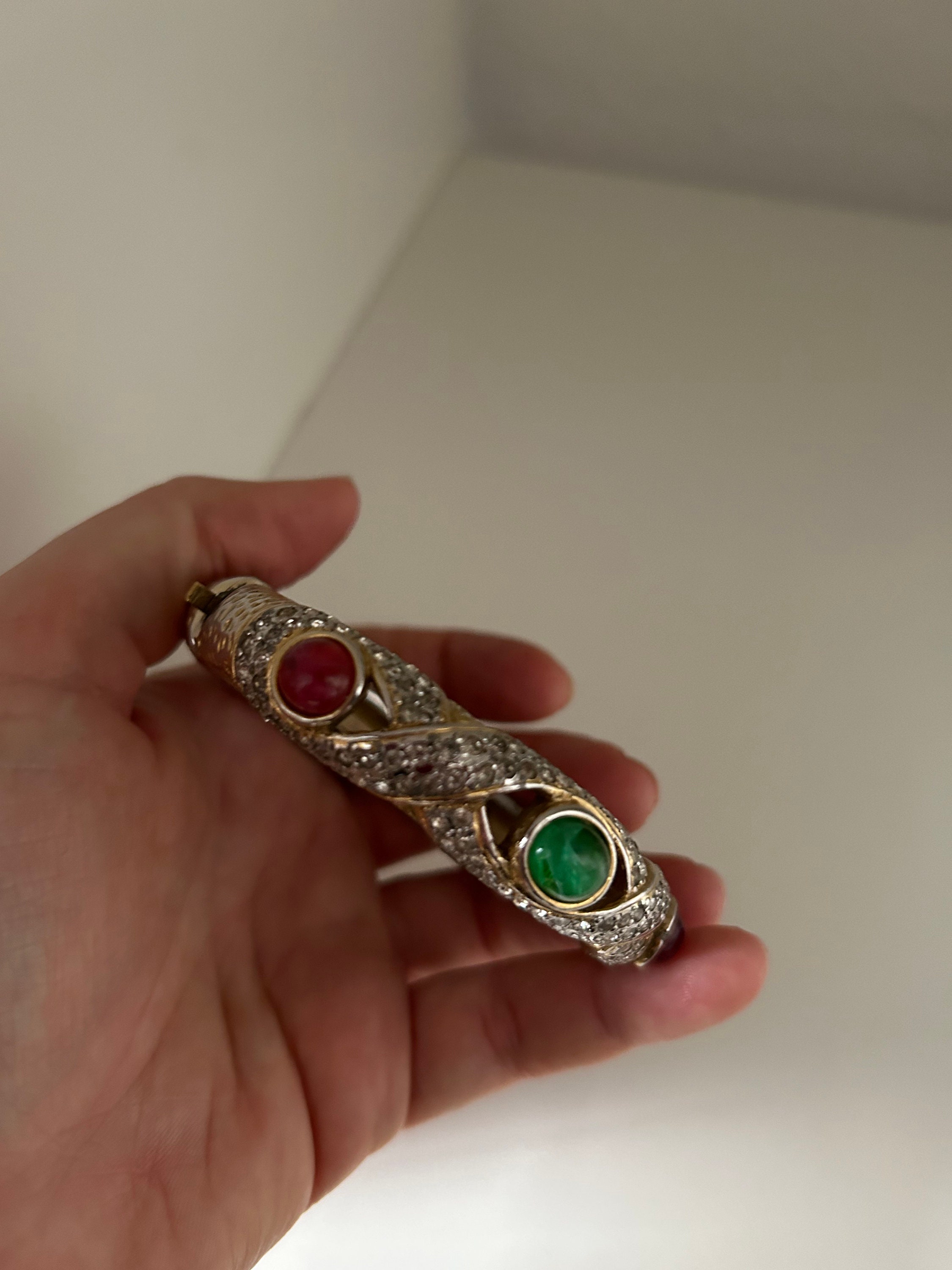 Magnifique bracelet jonc cabochon en verre signé Vogue Bijoux Gripoix,  bijoux de style Ciner, bracelet de manchette coloré bijoux Bijoux de l'Inde  -  Canada