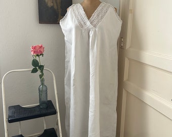 Camicia da notte senza maniche con scollo a V in lino bianco antico con monogramma RM medio di dimensioni dettagliate in pizzo