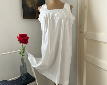 Antike weiße ärmellose Baumwollnachthemd Blumen-Lochstickerei und ausgebogte Kanten