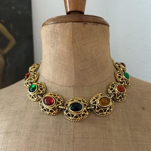 Collar vintage con cabujón de cristal Gripoix, joya colorida de estilo etrusco.