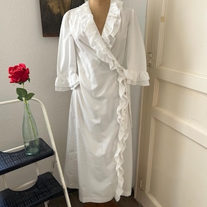 Vintage 1970s White Ruffled Robe Dressing Gown