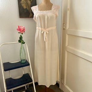 Chemise de nuit style années 1920 rose pâle en mousseline de soie avec cordon de serrage à la taille brodée et clapet