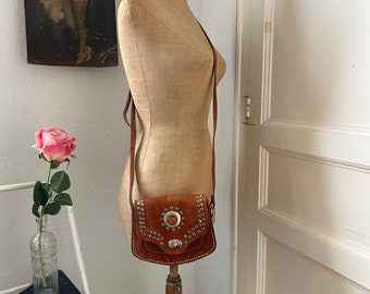 Sac bandoulière marocain en cuir marron clouté avec cabochon orange