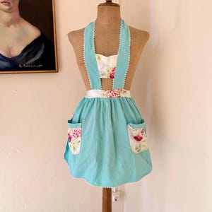 Grembiule vintage anni '50 in cotone color acquamarina con tasche e rifiniture a stampa floreale