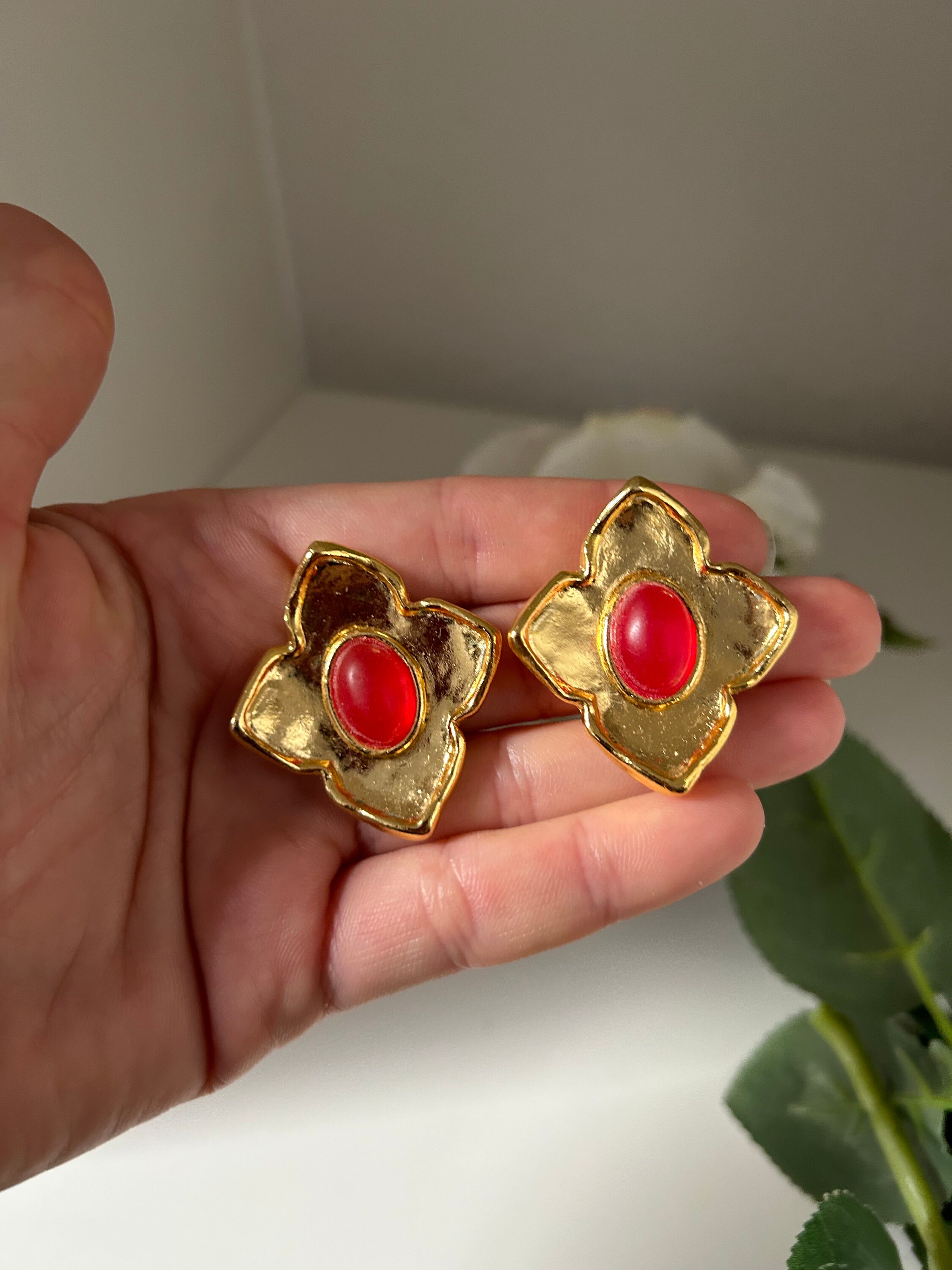 Clips Vintage En Forme De Croix Avec Perles Rouges - Rare, Très Bon état