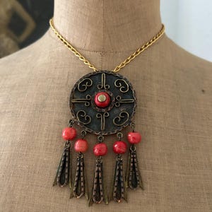 ヴィンテージ House of Maya ミックスメタル銅ブローチペンダント、赤いビーズとタッセル付き、メキシコ製