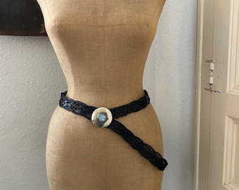 Cinturón de cuero tejido marroquí con hebilla de metal martillado con cabujón azul