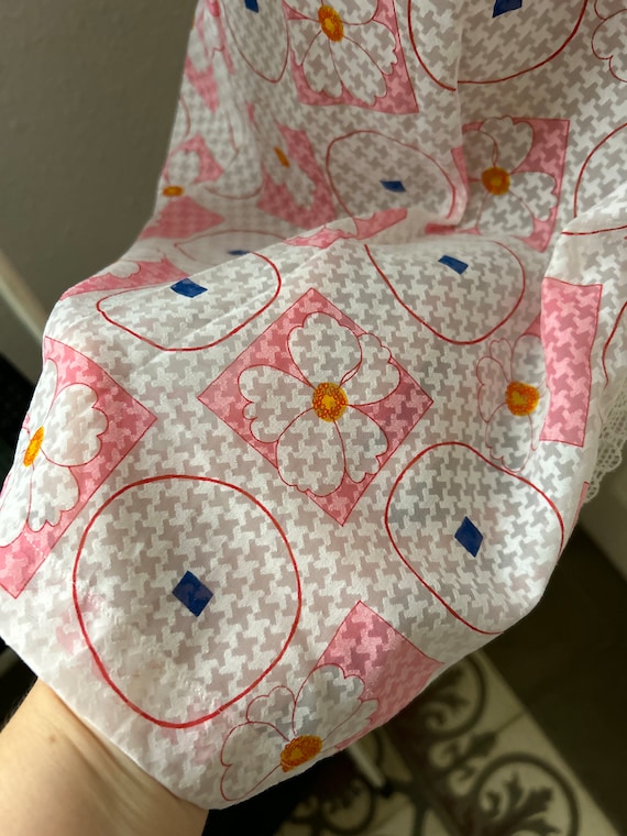 Vintage Early 70s Frilly Op Art Dressing Gown Jacket Gem