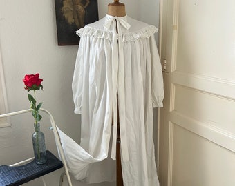 Robe de chambre édouardienne antique en coton blanc avec empiècement en broderie anglaise à volants en dentelle