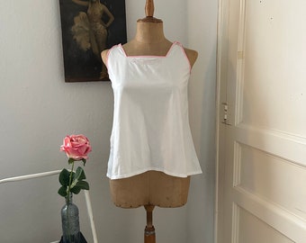 Camisola de camiseta sin mangas de algodón blanco antiguo con ribete rosa y tamaño de bordado pequeño