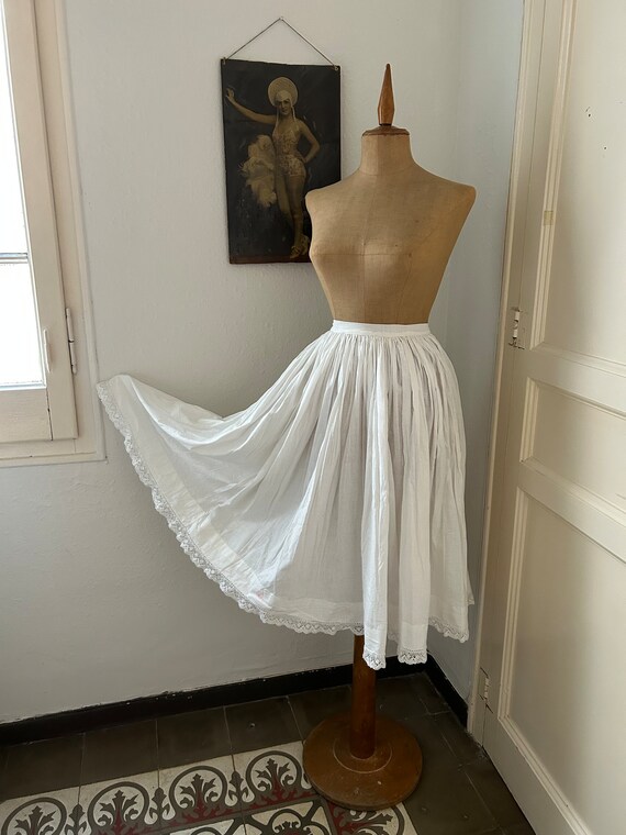 Pleated white circle skirt hotsell