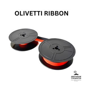 Peut inclure: Ruban de machine à écrire Olivetti noir avec de l'encre rouge, avec deux bobines reliées par un ruban. Le texte "OLIVETTI RIBBON" est affiché en haut. Le logo Amsterdam Typewriter est en bas.