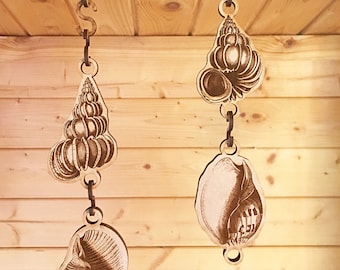 Coquillages: Gravures de coquillages suspendues en bois massif - Gravées excentriques et uniques sur bois, suspendues en ligne ou séparément.