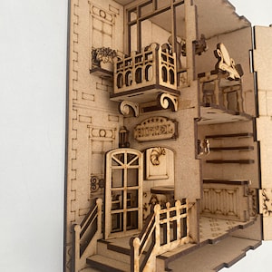 Hotel Scene Book Nook, ideal für Reiseliebhaber.Dieses romantische Hotel Diorama ist einfach für Ihr Bücherregal zu machen