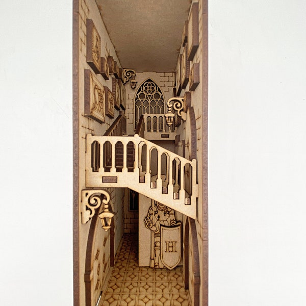 Intérieur des escaliers du château. Escaliers en colimaçon et tableaux sur les murs. Cela pourrait être un couloir d'école ! Facile à réaliser et à peindre