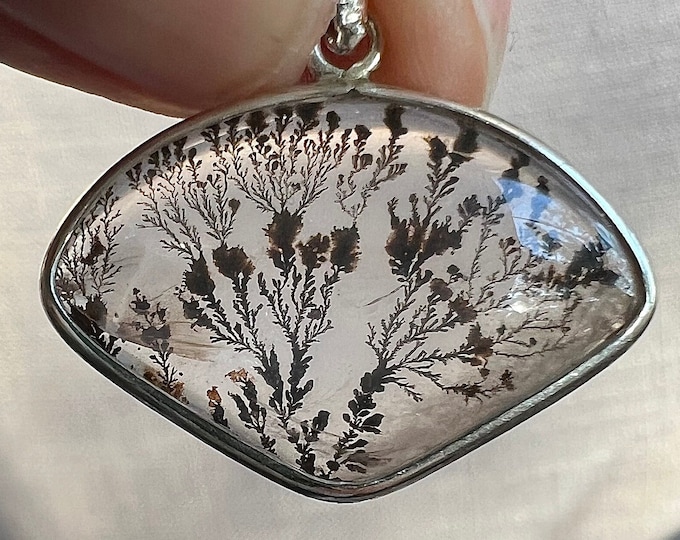 Inclusion - faceted quartz rock crystal fan-shaped silver pendant with superb dendrite inclusions - IDA 0359