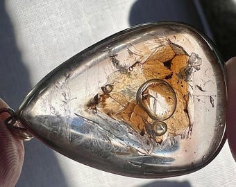 Enhydro - Specialty Enhydro, quartz rock crystal pendant with moving bubble in UV reactive orangey brown sand - ID A0666