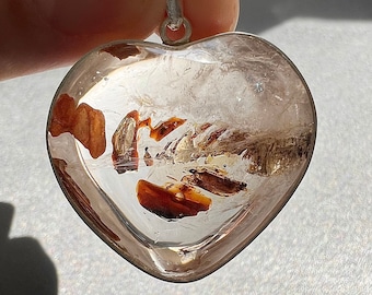 Petroleum quartz - heart shaped silver pendant - Rock crystal with UV reactive petroleum inclusion - Golden firefly enhydro - ID A0365